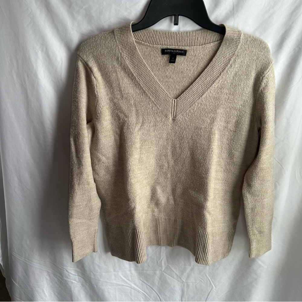 Banana Republic Cream Colored V-Neck Sweater Size S